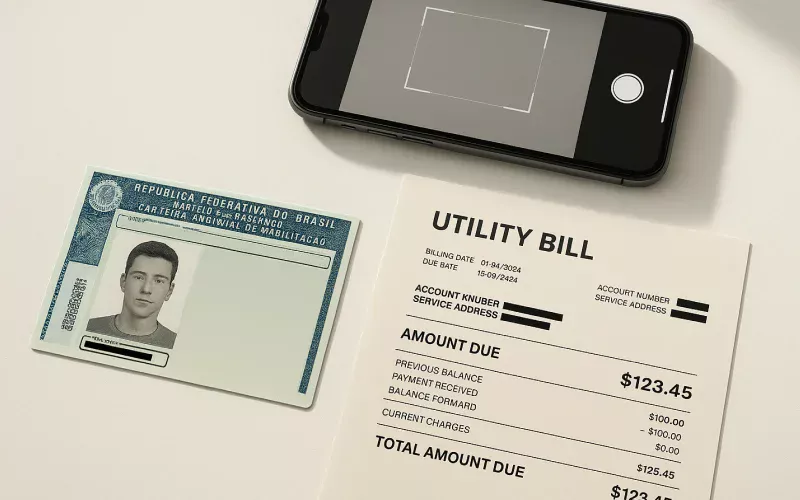 Documentos de identificacao organizados para verificacao de conta